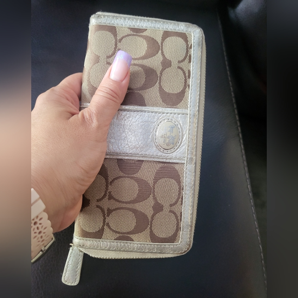 **SOLD**Coach signature zip around Wallet - Picture 7 of 9